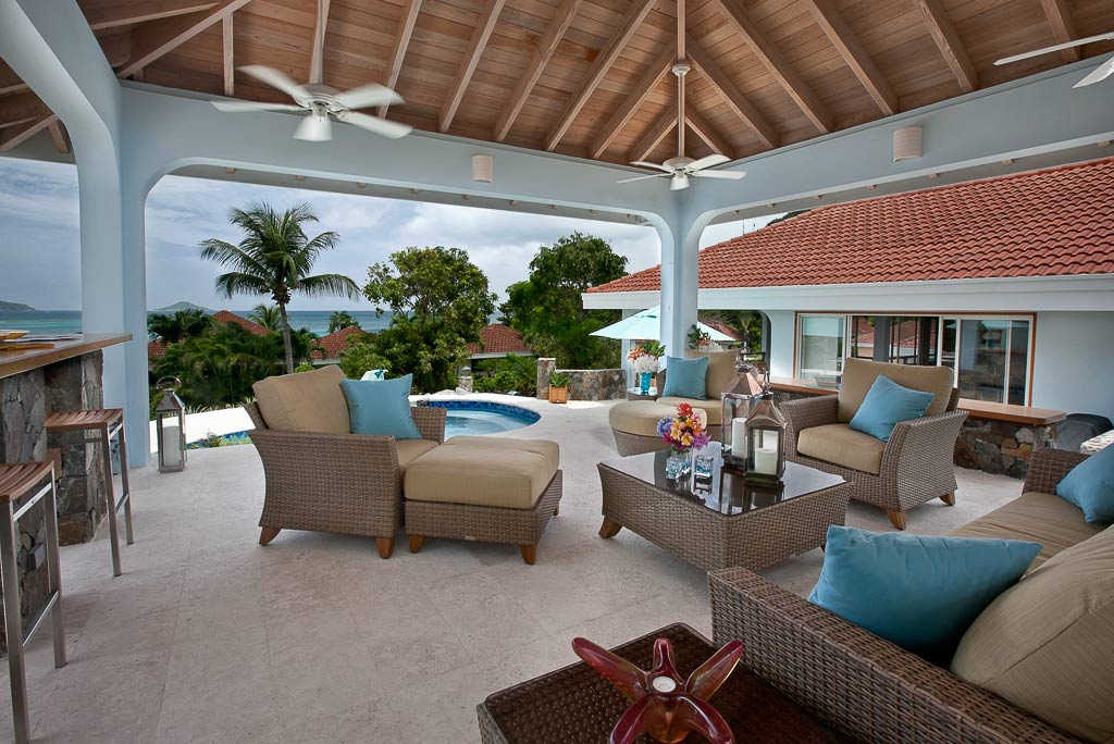 Blue Lagoon Villa: Poolside Lounge